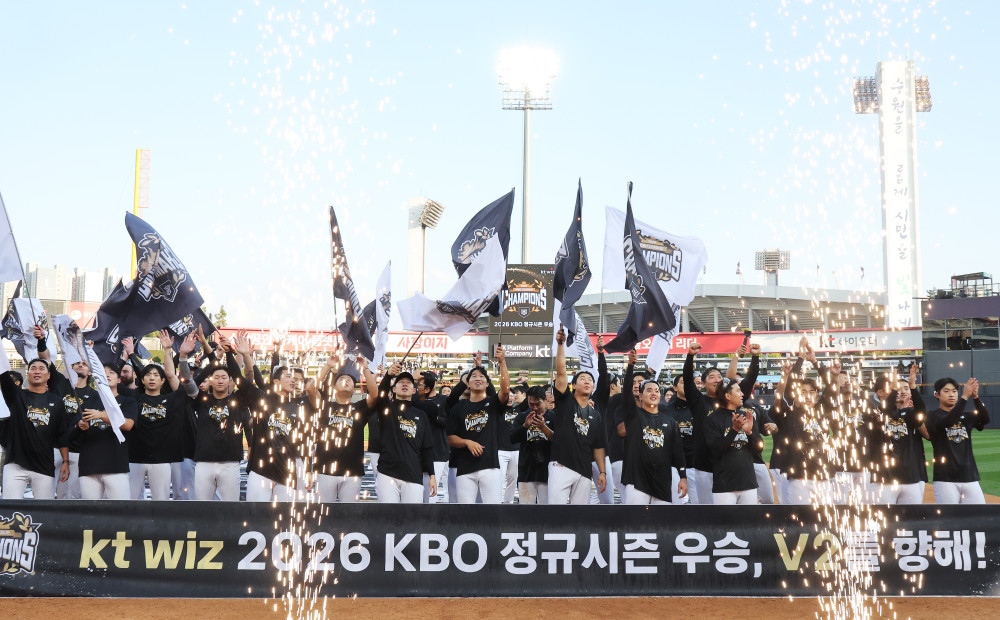 ▲5일 경기도 수원케이티위즈파크에서 열린 2026 KBO리그 프로야구 롯데 자이언츠와 kt wiz의 경기. 이 경기에서 승리하며 정규시즌 우승을 차지한 kt 선수들이 기뻐하고 있다. (연합뉴스)