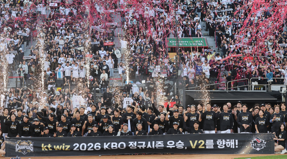 ▲5일 경기도 수원케이티위즈파크에서 열린 2026 KBO리그 프로야구 롯데 자이언츠와 kt wiz의 경기. 이 경기에서 승리하며 정규시즌 우승을 차지한 kt 선수들이 팬들과 함께 기념사진을 찍고 있다. (연합뉴스)