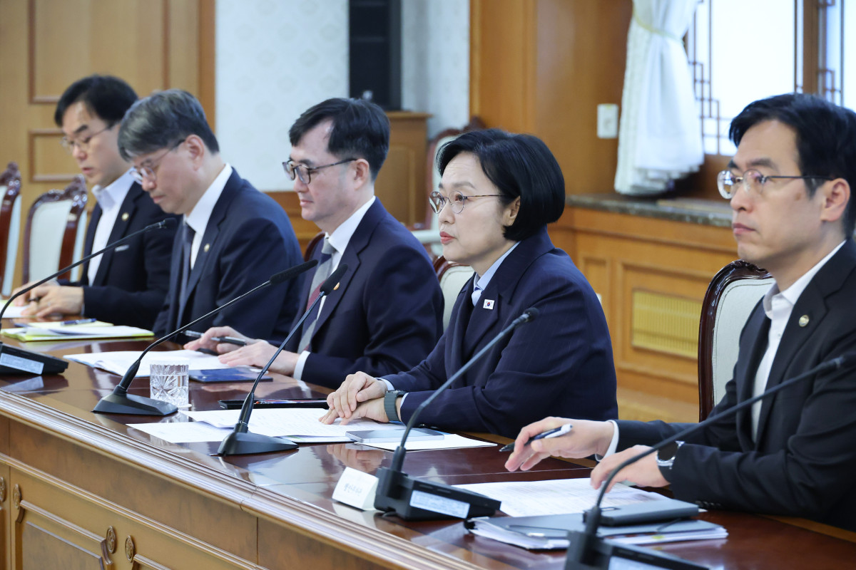 ▲한성숙 국무총리가 6일 서울 종로구 정부서울청사에서 열린 금융ㆍ공공기관 개인정보 유출관련 회의를 주재하고 있다. (연합뉴스)