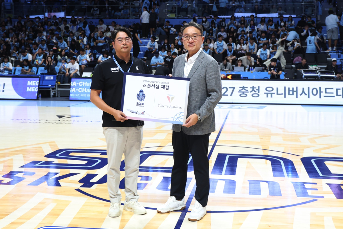 ▲3일 고양 소노 아레나에서 이상윤 트리니티항공 대표이사(우)와 이기완 소노 스카이거너스 프로농구단 단장(좌)이 메인 스폰서십 협약식을 진행한 뒤 기념사진을 촬영하고 있다. (사진=트리니티항공)