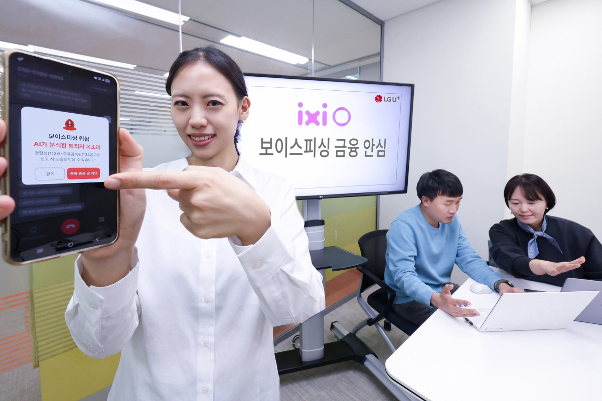 ▲LG유플러스가 우리은행과 금융·통신 정보를 실시간으로 연계해 보이스피싱 피해를 막는 '익시오 보이스피싱 금융안심' 서비스를 제공한다. 사진은 익시오가 보이스피싱 의심 통화를 감지해 고객에게 알림을 제공하는 모습. (사진제공=LG유플러스)
