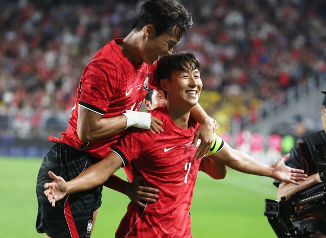 ▲지난달 24일 경기도 수원월드컵경기장에서 열린 축구 국가대표팀 평가전 대한민국과 에콰도르의 경기. 골을 넣은 한국 손흥민이 기뻐하고 있다. (연합뉴스)