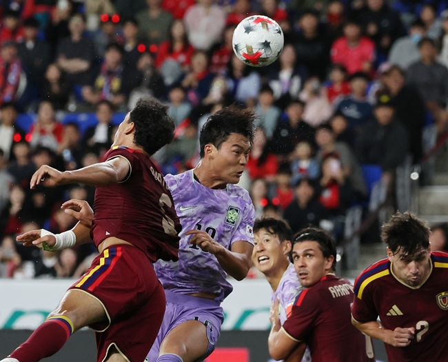 ▲2일 울산 문수축구경기장에서 열린 대한민국과 베네수엘라의 축구 국가대표팀 평가전. 한국 오현규가 베네수엘라 수비진 사이에서 헤더 경합을 하고 있다. (연합뉴스)