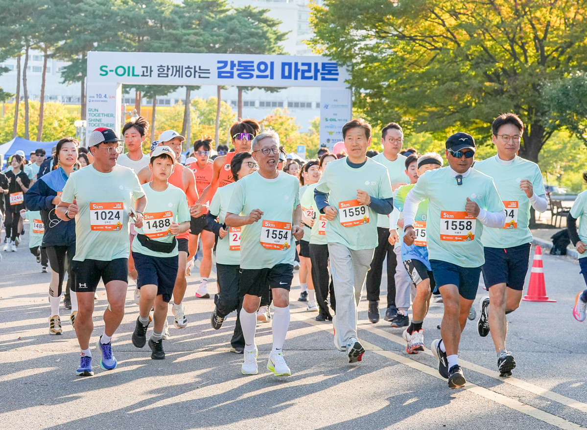 ▲4일 서울 마포구 월드컵공원 평화광장에서 열린 ‘감동의 마라톤’에서 이봉주 단장(1558), 서경섭 S-OIL 총무부문장(이봉주 단장 오른쪽), 나운환 한국장애인재활협회장(1554), 김현훈 한국사회복지협의회장(1559)을 비롯한 참가자들이 힘차게 출발하고 있다. (사진제공=에쓰오일)
