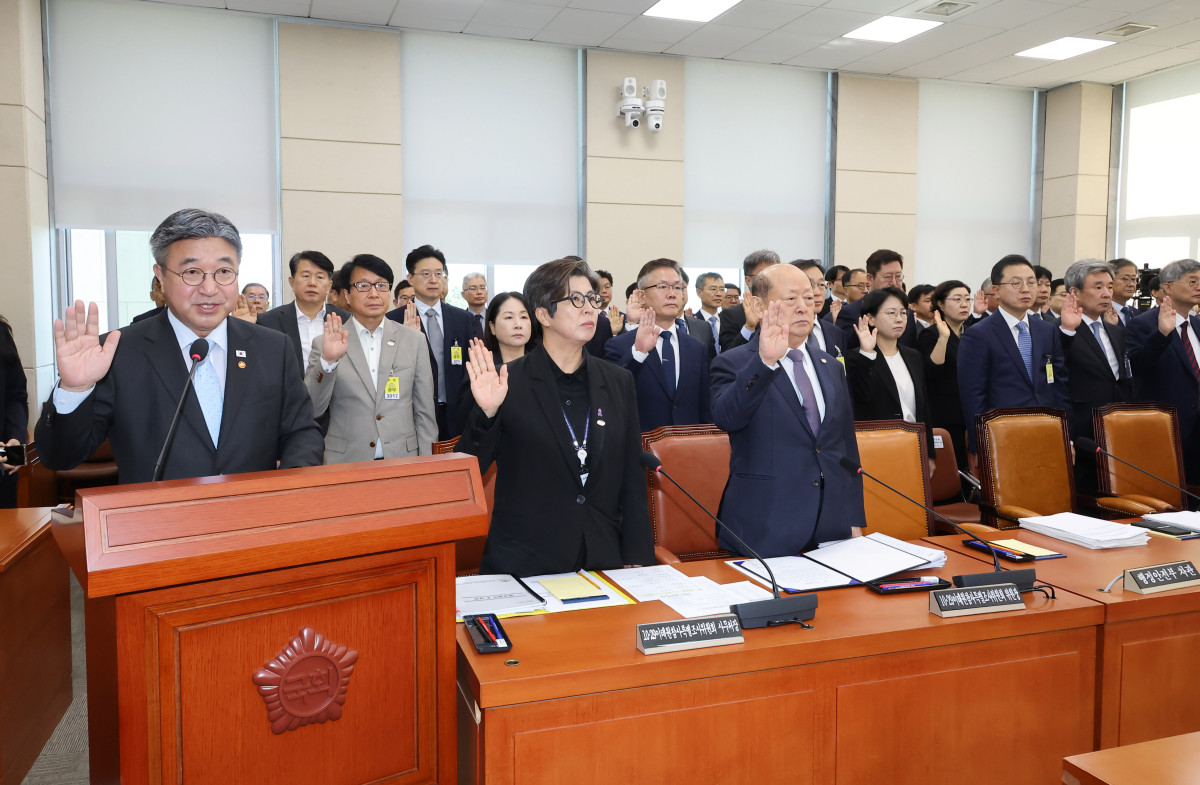 ▲윤호중 행정안전부 장관 등 참석자들이 6일 국회에서 열린 행정안전위원회 국정감사에서 증인 선서를 하고 있다. (연합뉴스)