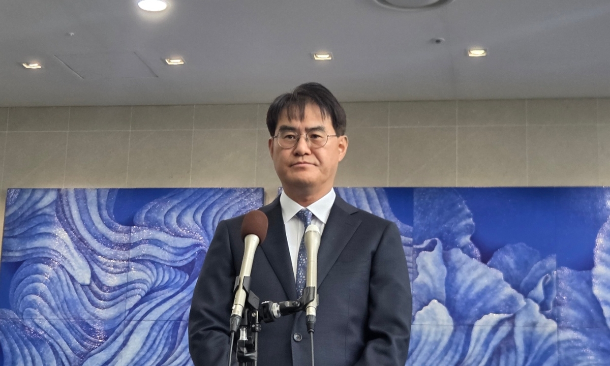 ▲6일 김형근 초대 수원지방중대범죄수사청장이 경기 수원시 영통구 광교 경기신용보증재단 사옥으로 출근해 취재진의 질의에 답하고 있다. (연합뉴스)