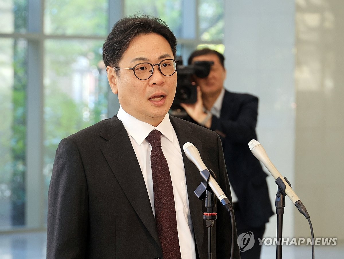 ▲김기욱 초대 부산지방중대범죄수사청장이 6일 오전 부산 강서구 명지동 부산중수청 청사에서 첫 출근을 하며 기자들과 질의응답 하는 도어스테핑을 하고 있다. (연합뉴스)