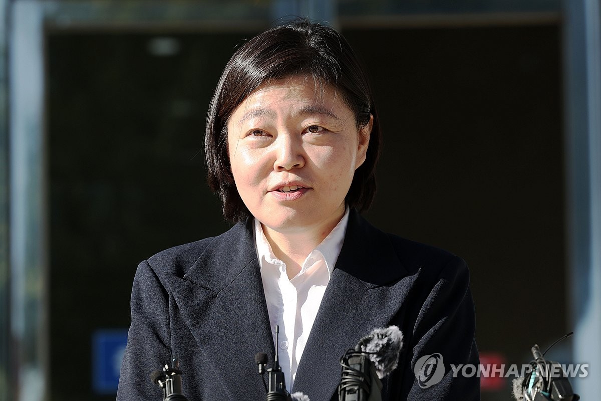▲임은정 광주지방중대범죄수사청장이 6일 오전 전남광주 북구 중흥동 광주중수청 앞에서 출근길 약식 문답을 하며 발언하고 있다. (연합뉴스)