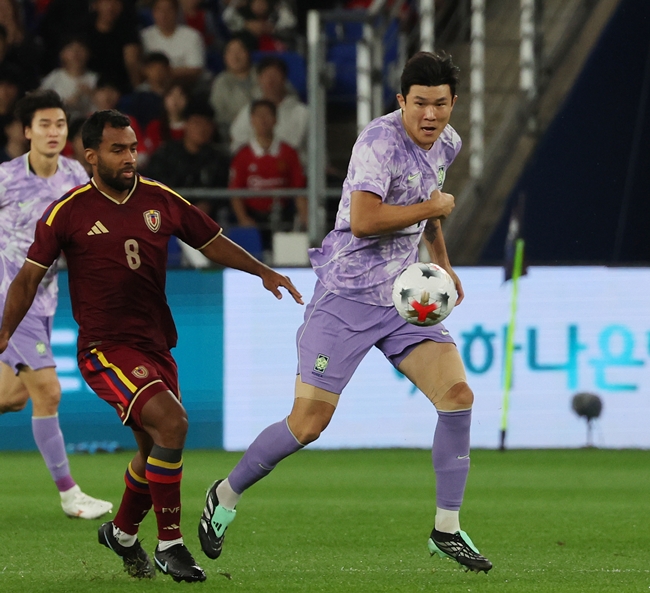▲2일 울산 문수축구경기장에서 열린 대한민국과 베네수엘라의 축구 국가대표팀 평가전. 한국 김민재가 수비 진영에서 공을 몰아 나오고 있다. (연합뉴스)