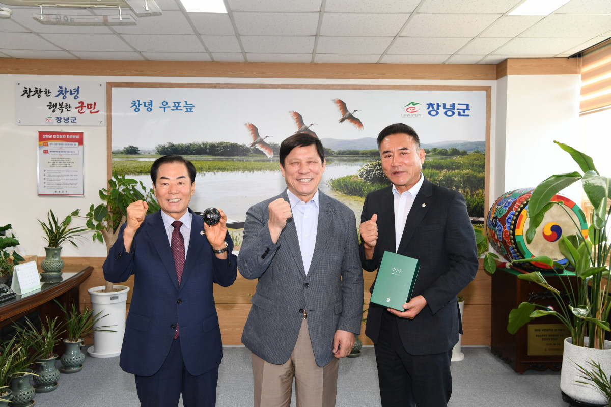 ▲KBO 허구연 총재, 성낙인 창녕군수, 박재홍 창녕군의회 의장 사진. (사진제공=KBO)