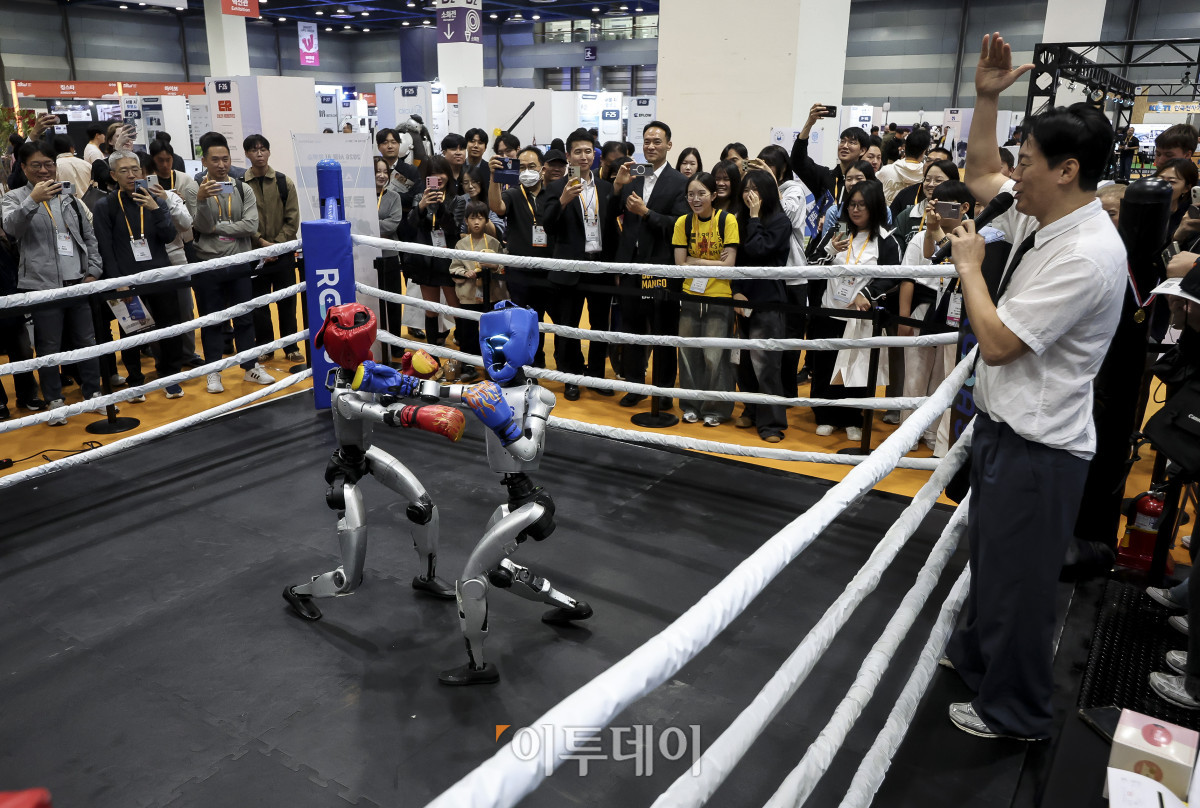 ▲6일 오전 서울 강남구 코엑스에서 열린 '2026 서울 AI 로봇쇼'를 찾은 참관객들이 휴머노이드 로봇 복싱 경기를 관람하고 있다. 고성준 기자 joonko1@