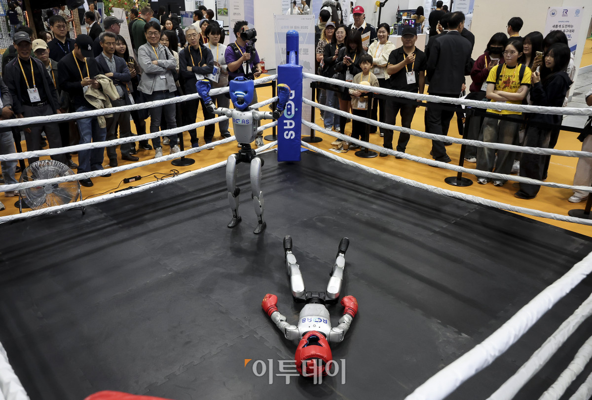▲6일 오전 서울 강남구 코엑스에서 열린 '2026 서울 AI 로봇쇼'를 찾은 참관객들이 휴머노이드 로봇 복싱 경기를 관람하고 있다. 고성준 기자 joonko1@