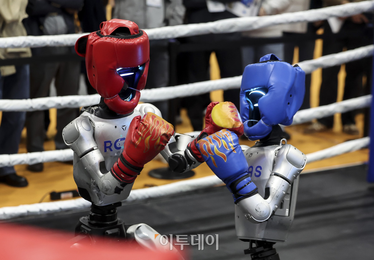 ▲6일 오전 서울 강남구 코엑스에서 열린 '2026 서울 AI 로봇쇼'에서 휴머노이드 로봇 복싱 경기가 열리고 있다. 고성준 기자 joonko1@