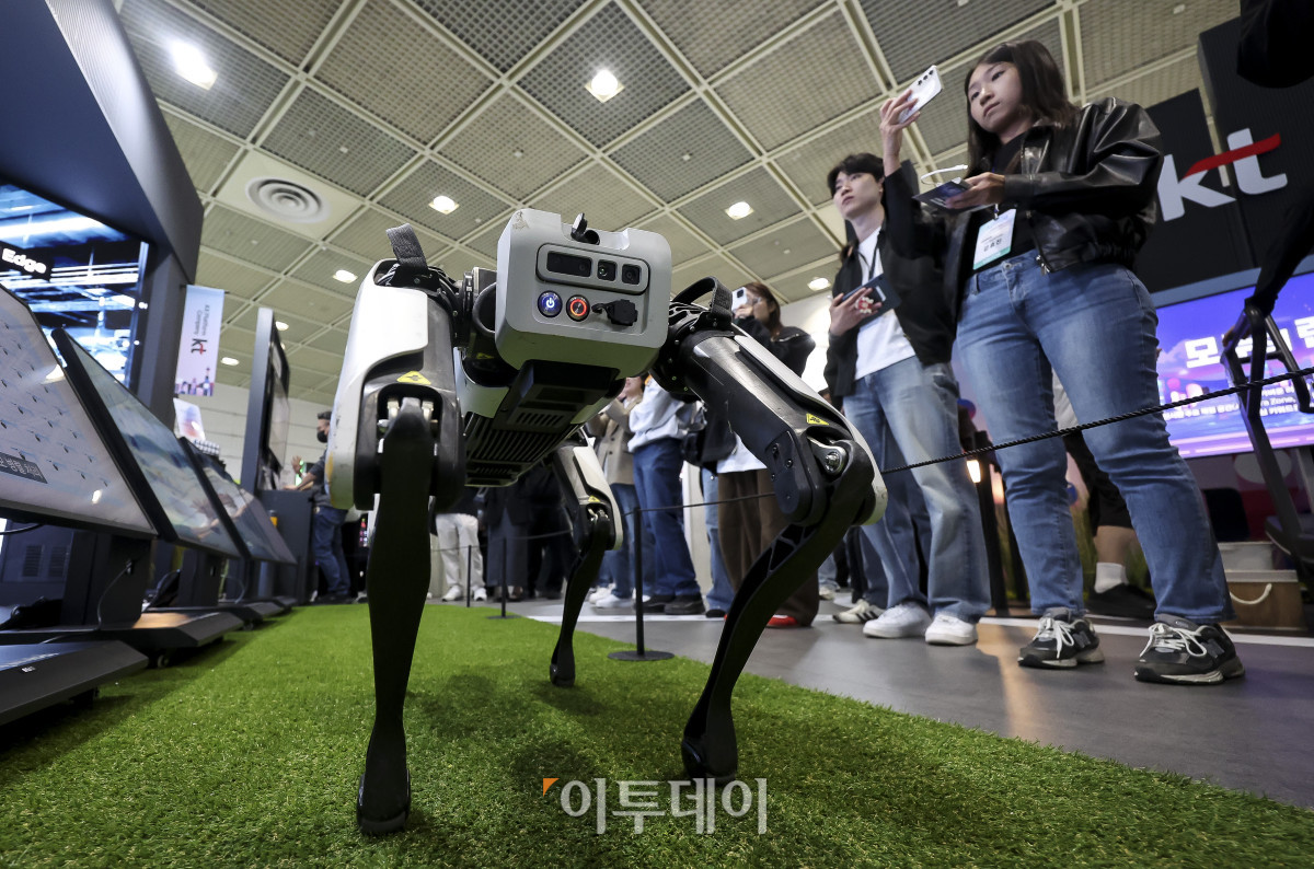 ▲6일 오전 서울 강남구 코엑스에서 열린 '인공지능 페스타 2026(AI FESTA 26)'을 찾은 참관객들이 참여사 부스를 둘러보고 있다. 고성준 기자 joonko1@