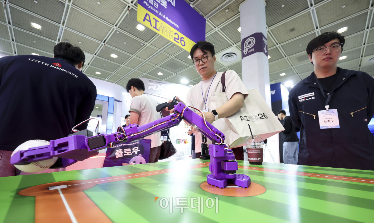 ▲6일 오전 서울 강남구 코엑스에서 열린 '인공지능 페스타 2026(AI FESTA 26)'을 찾은 참관객들이 로봇팔 조작 체험을 하고 있다. 고성준 기자 joonko1@