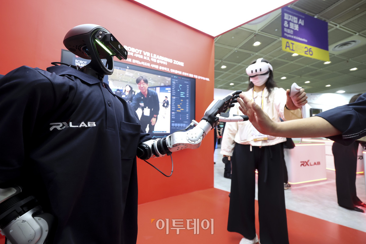 ▲6일 오전 서울 강남구 코엑스에서 열린 '인공지능 페스타 2026(AI FESTA 26)'을 찾은 참관객들이 롯데이노베이트 부스에서 휴머노이드 로봇을 체험하고 있다. 고성준 기자 joonko1@