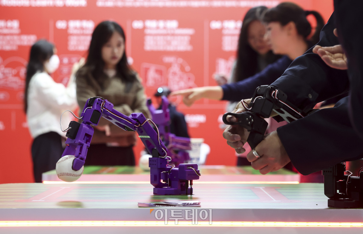▲6일 오전 서울 강남구 코엑스에서 열린 '인공지능 페스타 2026(AI FESTA 26)'을 찾은 참관객들이 로봇팔 조작 체험을 하고 있다. 고성준 기자 joonko1@