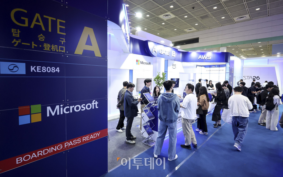 ▲6일 오전 서울 강남구 코엑스에서 열린 '인공지능 페스타 2026(AI FESTA 26)'을 찾은 참관객들이 메가존클라우드 부스를 둘러보고 있다. 고성준 기자 joonko1@
