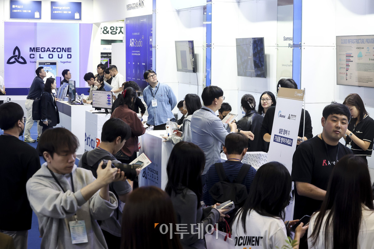 ▲6일 오전 서울 강남구 코엑스에서 열린 '인공지능 페스타 2026(AI FESTA 26)'을 찾은 참관객들이 메가존클라우드 부스를 둘러보고 있다. 고성준 기자 joonko1@