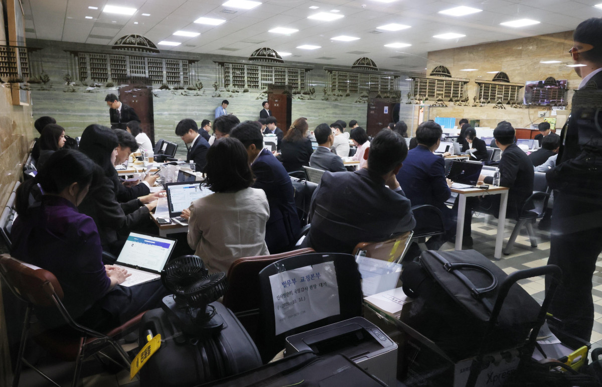 ▲집권 2년차를 맞은 이재명 정부의 국정감사가 막을 올린 6일 서울 여의도 국회에서 피감기관 관계자들이 답변 준비로 분주하다. 신태현 기자 holjjak@