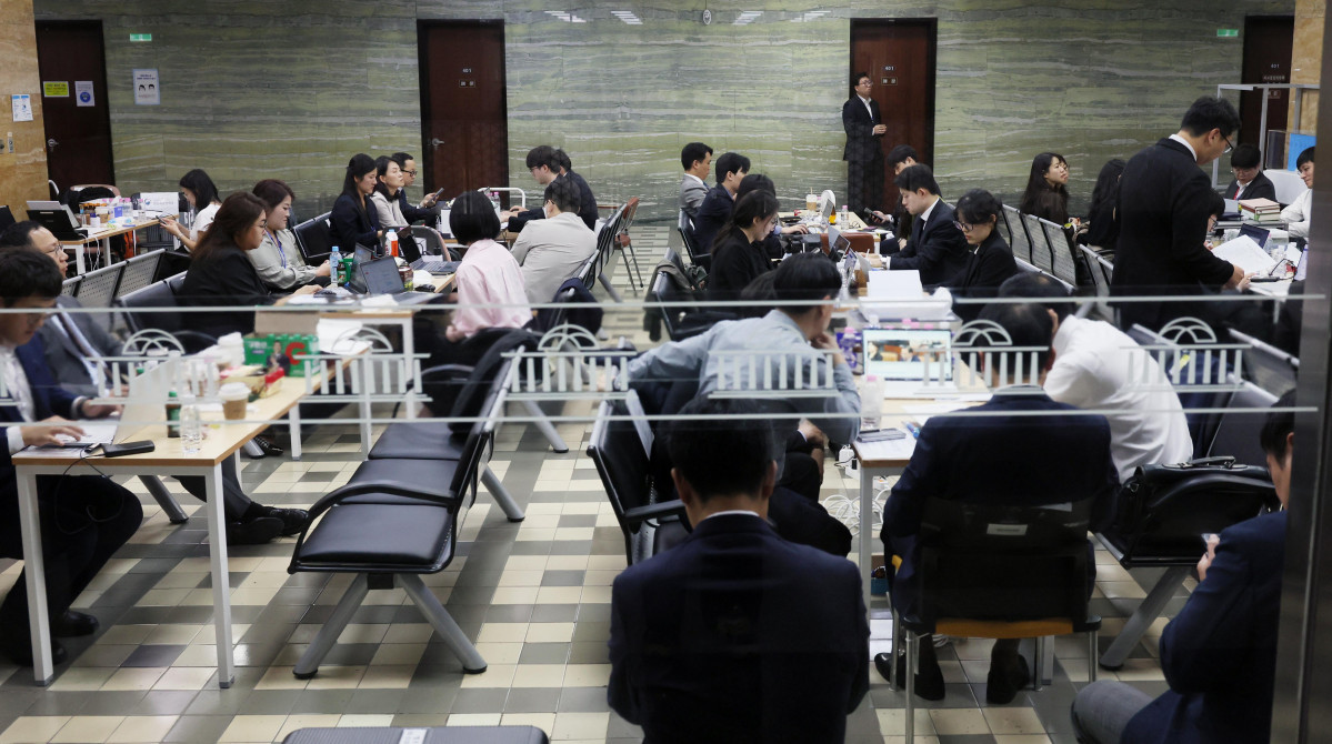 ▲집권 2년차를 맞은 이재명 정부의 국정감사가 막을 올린 6일 서울 여의도 국회에서 피감기관 관계자들이 답변 준비로 분주하다. 신태현 기자 holjjak@