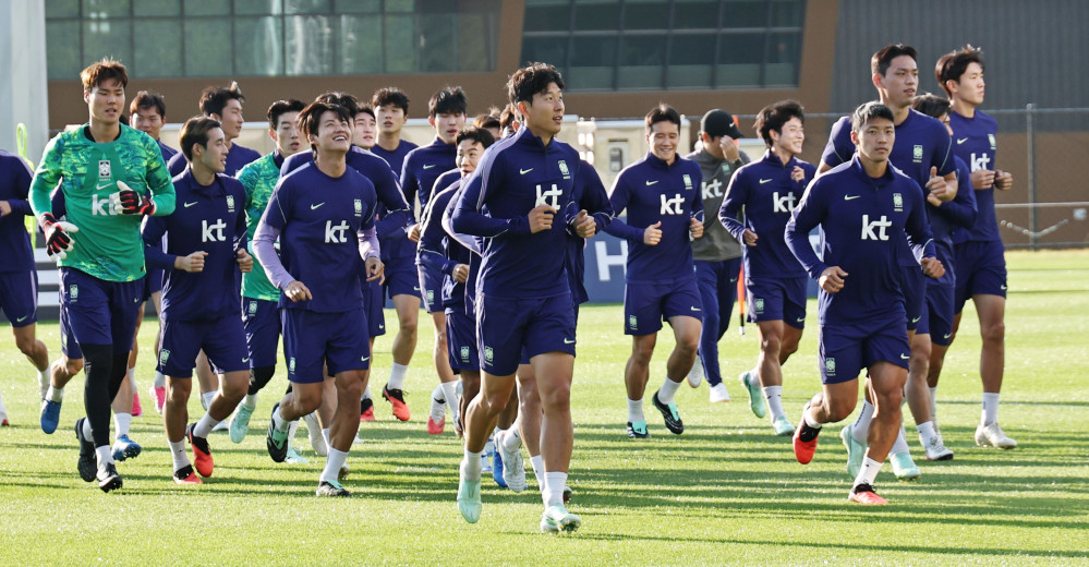 ▲대한민국 축구대표팀 선수들이 5일 충남 천안시 코리아풋볼파크에서 우즈베키스탄과의 경기를 앞두고 공식 훈련을 하고 있다. (연합뉴스)