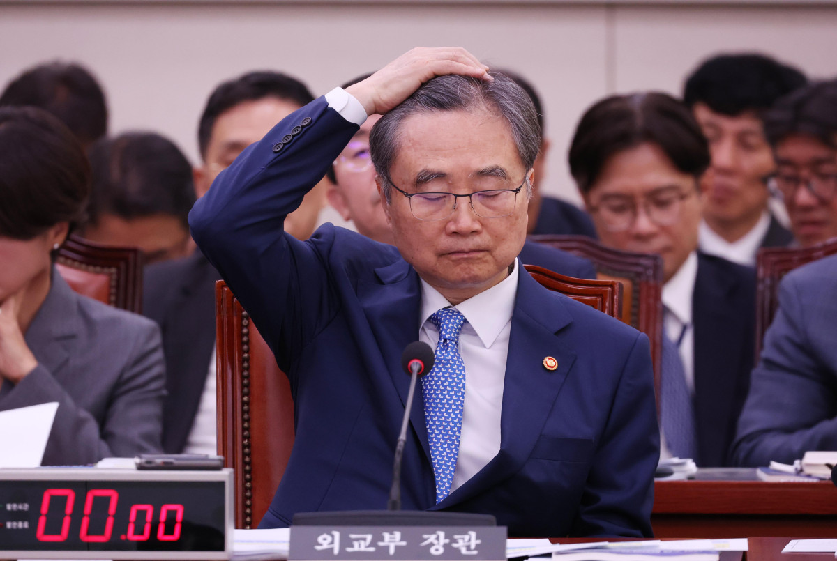 ▲조현 외교부 장관이 6일 서울 여의도 국회에서 열린 외교통일위원회의 외교부 등에 대한 국정감사에서 머리를 만지고 있다. 신태현 기자 holjjak@