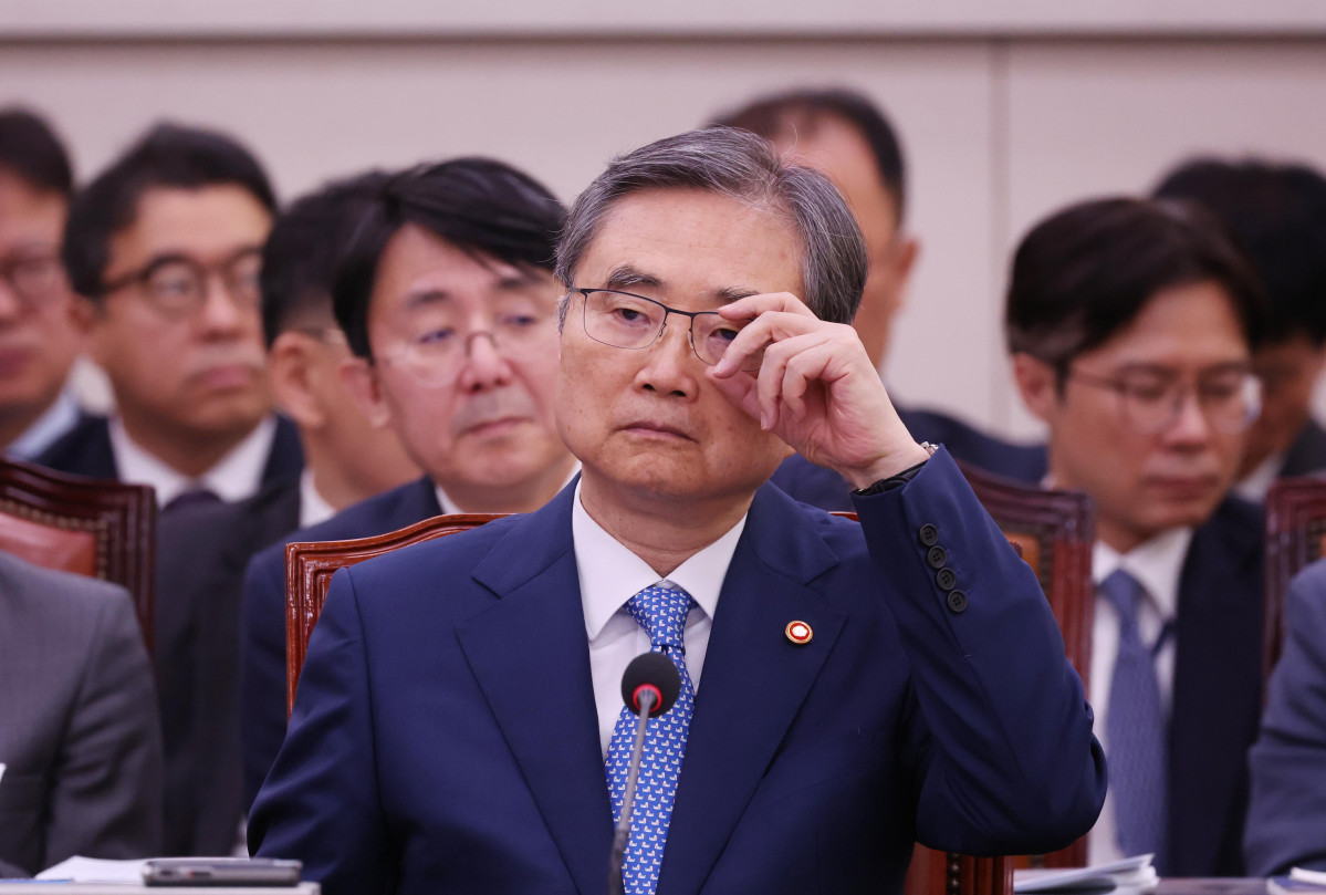 ▲조현 외교부 장관이 6일 서울 여의도 국회에서 열린 외교통일위원회의 외교부 등에 대한 국정감사에서 안경을 고쳐쓰고 있다. 신태현 기자 holjjak@