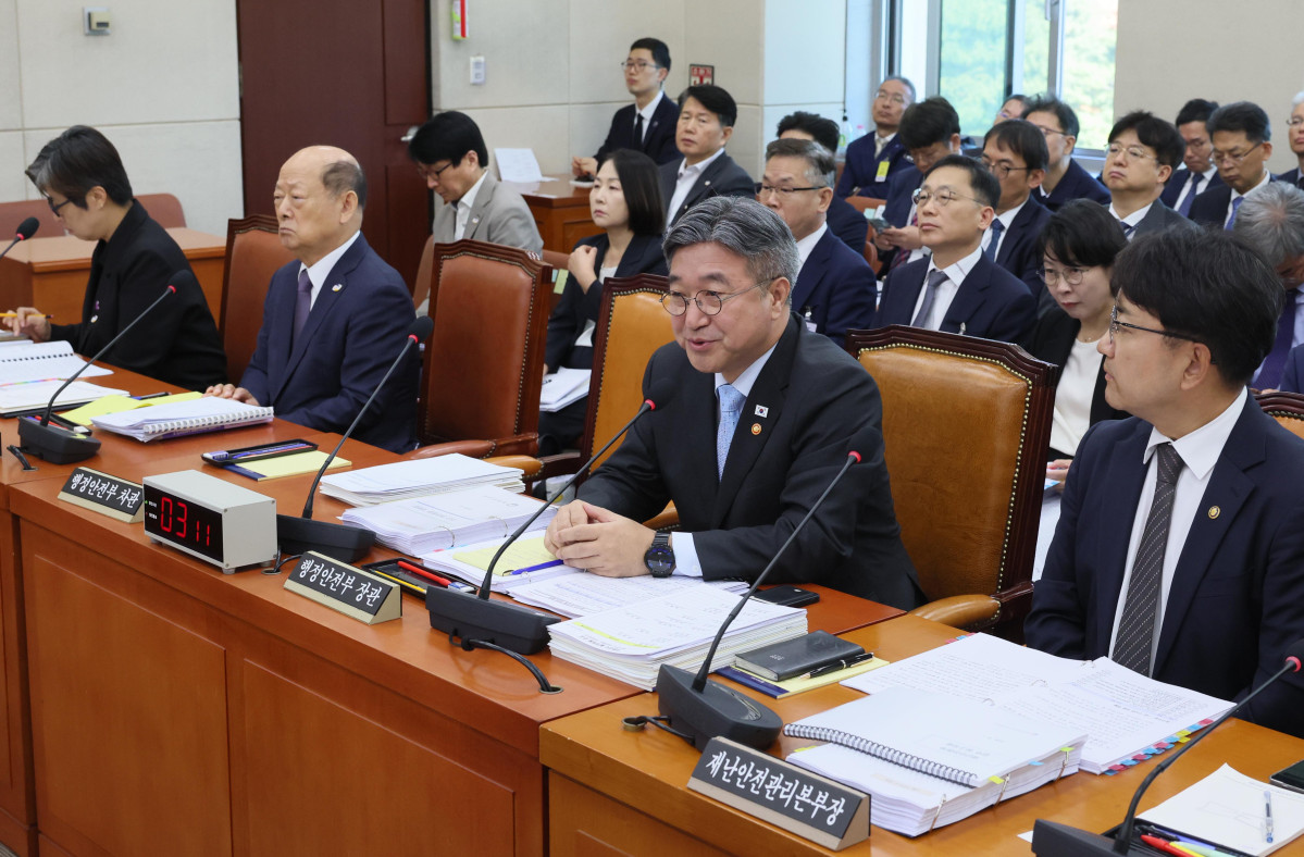▲윤호중 행정안전부 장관이 6일 서울 여의도 국회에서 열린 행정안전위원회의 행안부 등에 대한 국정감사에서 의원 질의에 답하고 있다. 신태현 기자 holjjak@