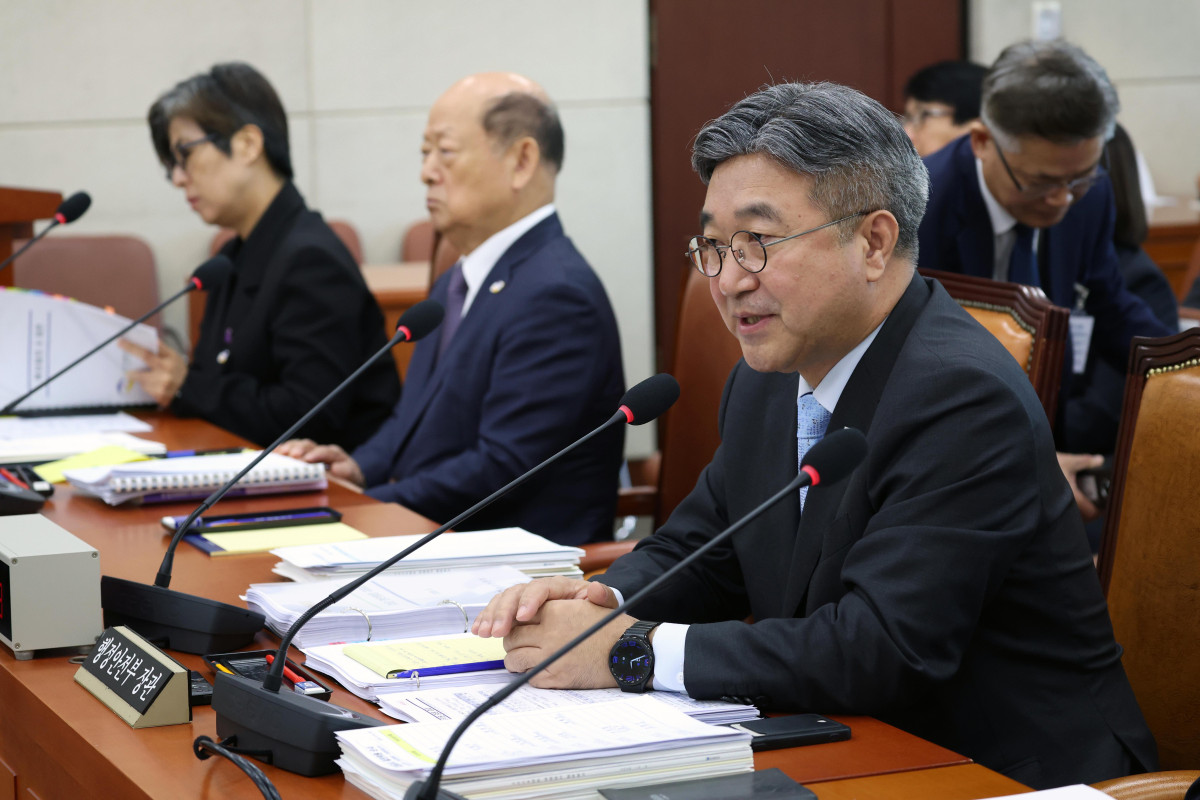 ▲윤호중 행정안전부 장관이 6일 서울 여의도 국회에서 열린 행정안전위원회의 행안부 등에 대한 국정감사에서 의원 질의에 답하고 있다. 신태현 기자 holjjak@