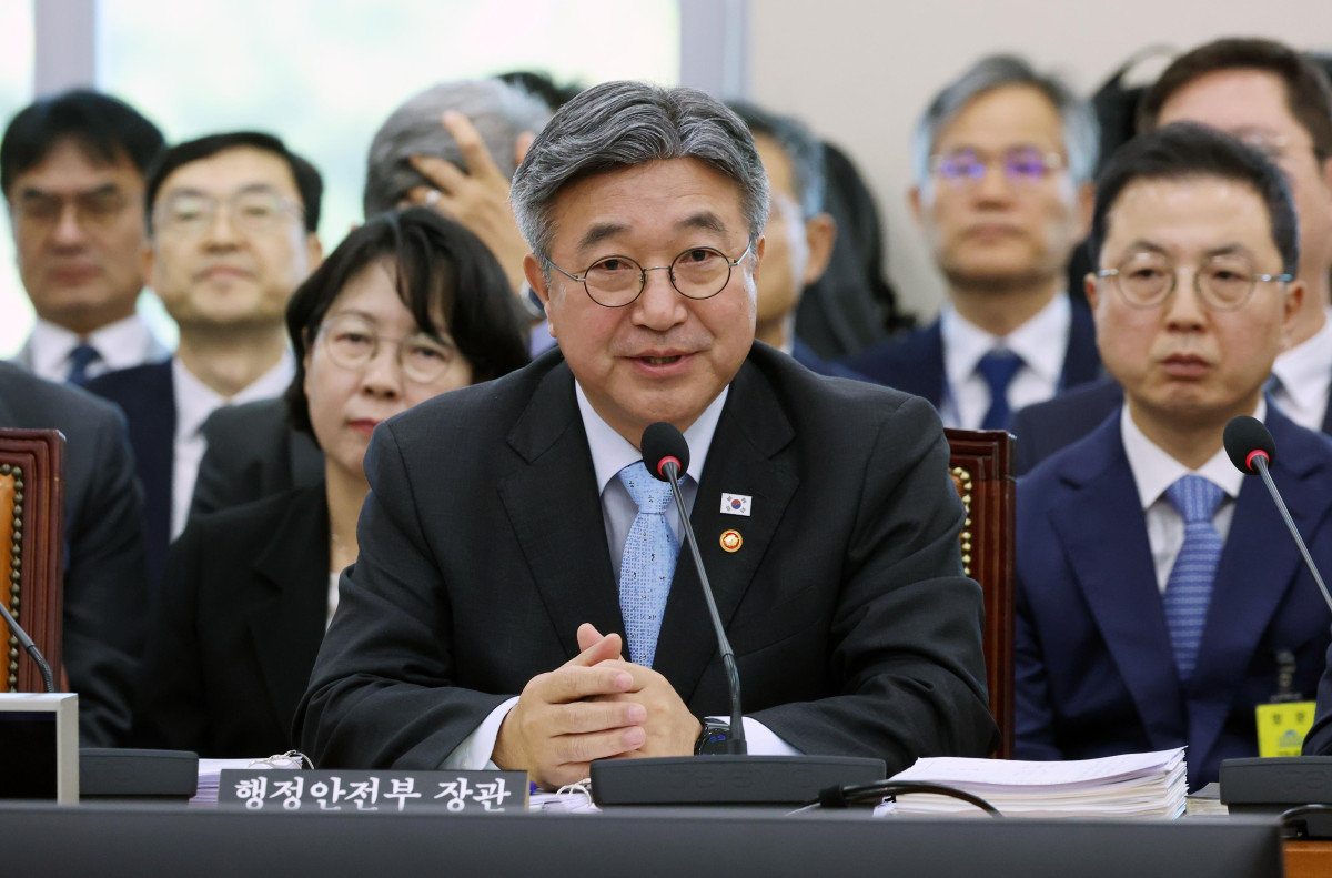 ▲윤호중 행정안전부 장관이 6일 서울 여의도 국회에서 열린 행정안전위원회의 행안부 등에 대한 국정감사에서 의원 질의에 답하고 있다. 신태현 기자 holjjak@