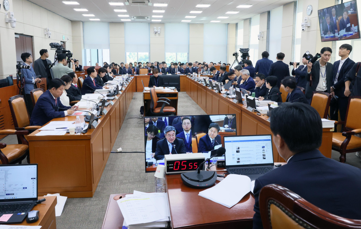 ▲윤호중 행정안전부 장관이 6일 서울 여의도 국회에서 열린 행정안전위원회의 행안부 등에 대한 국정감사에서 의원 질의에 답하고 있다. 신태현 기자 holjjak@