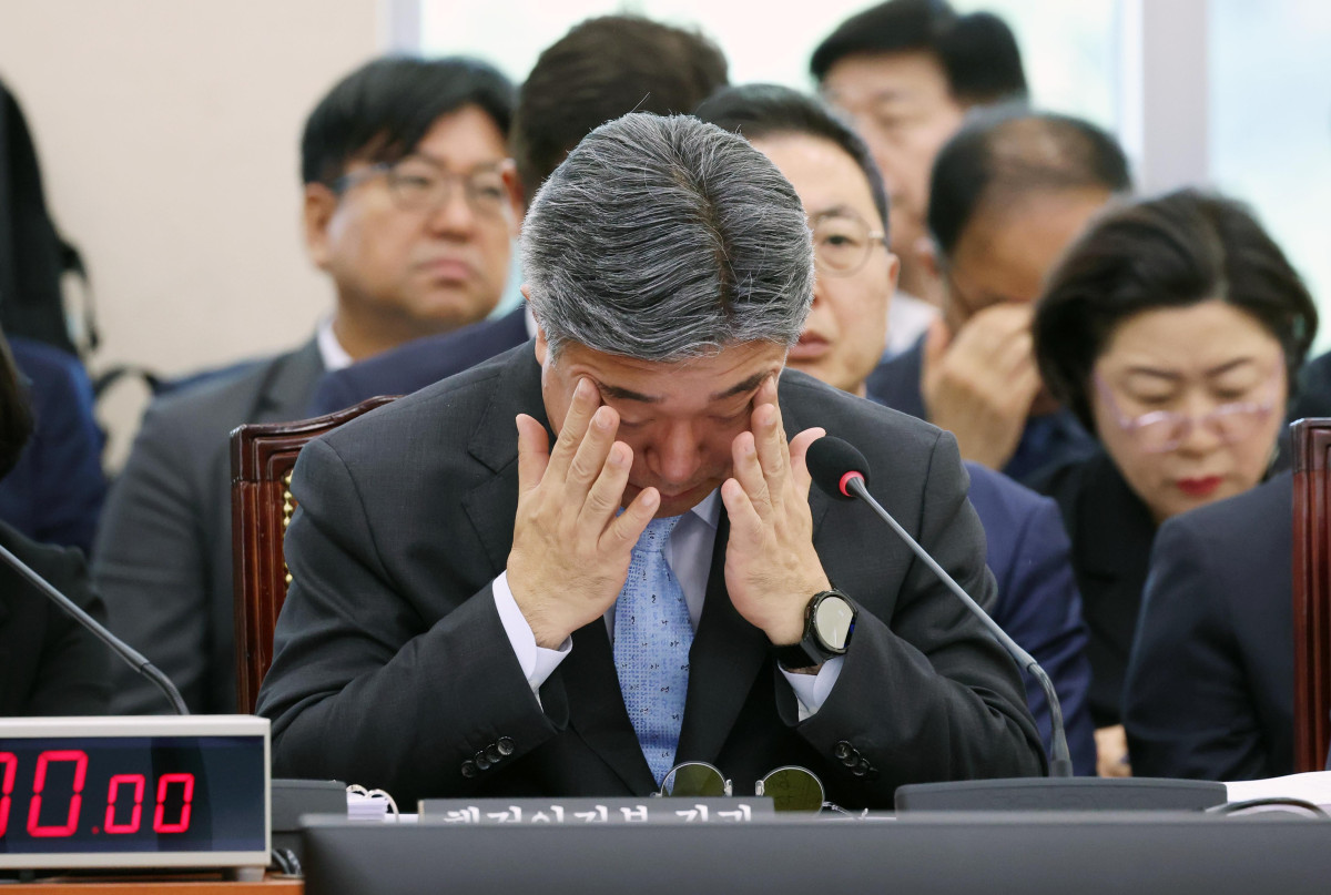 ▲윤호중 행정안전부 장관이 6일 서울 여의도 국회에서 열린 행정안전위원회의 행안부 등에 대한 국정감사에서 얼굴을 만지고 있다. 신태현 기자 holjjak@