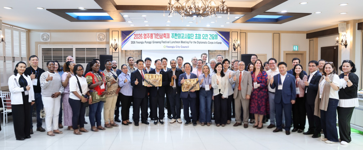 ▲풍기인삼축제를 맞아 영주를 방문한 주한외교사절단이 임종득 국회의원과 영주시의원 및 관계자들과 기념사진을 촬영하고 있다. (영주시의회)