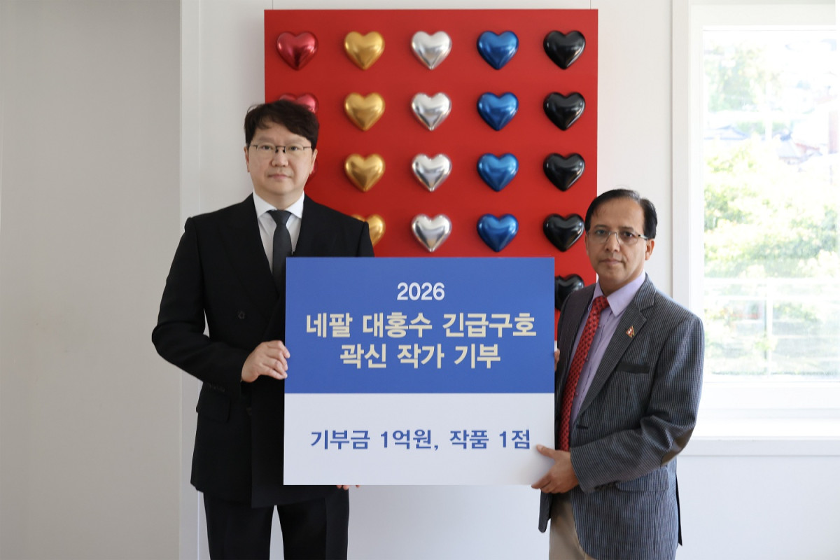 ▲6일 주한 네팔대사관에서 곽신 작가가 니르말 프라사드 버떠라이 주한네팔 대사대리에게 홍수 피해 복구를 위한 기부금 1억원과 작품 ‘Endless Love'를 전달했다. (사진=한미반도체)