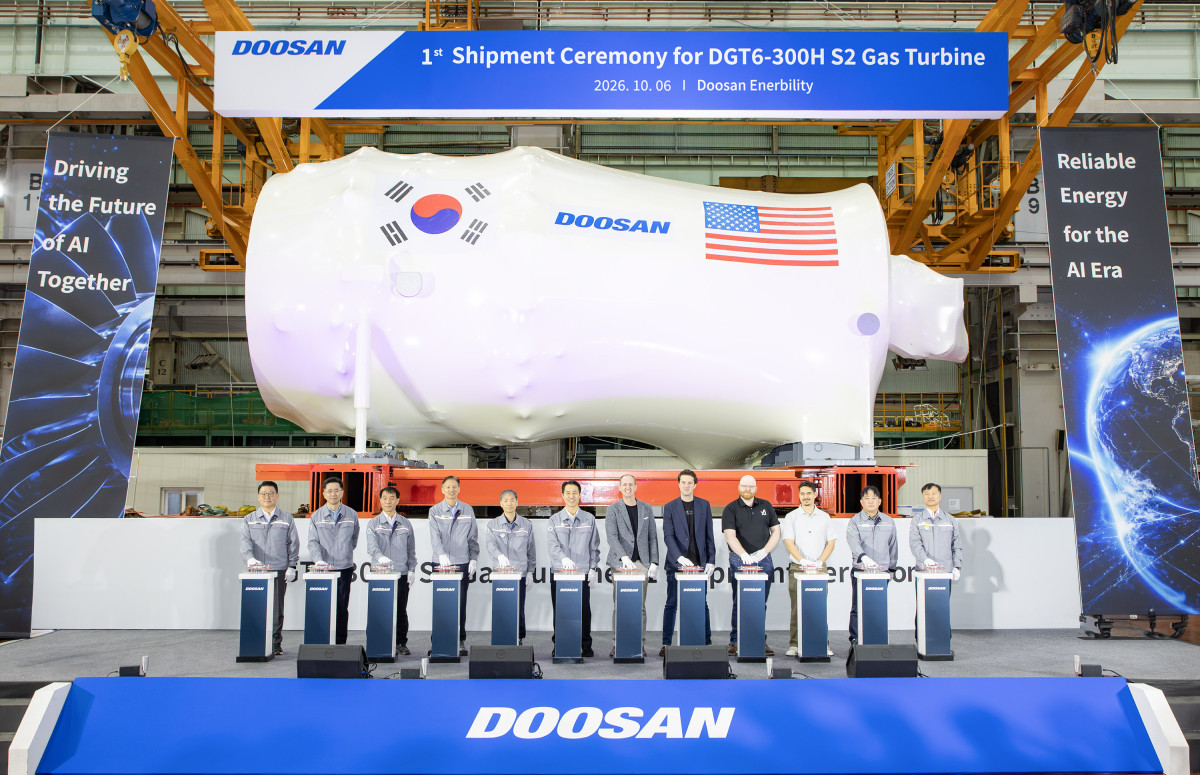 ▲6일 두산에너빌리티 창원 본사에서 개최된 380MW 가스터빈 출하식에서 스페이스XAI 주요 관계자들과 손승우 파워서비스BG장(사진 가운데)을 비롯한 두산에너빌리티 임직원이 기념 촬영하고 있다. (사진제공=두산에너빌리티)