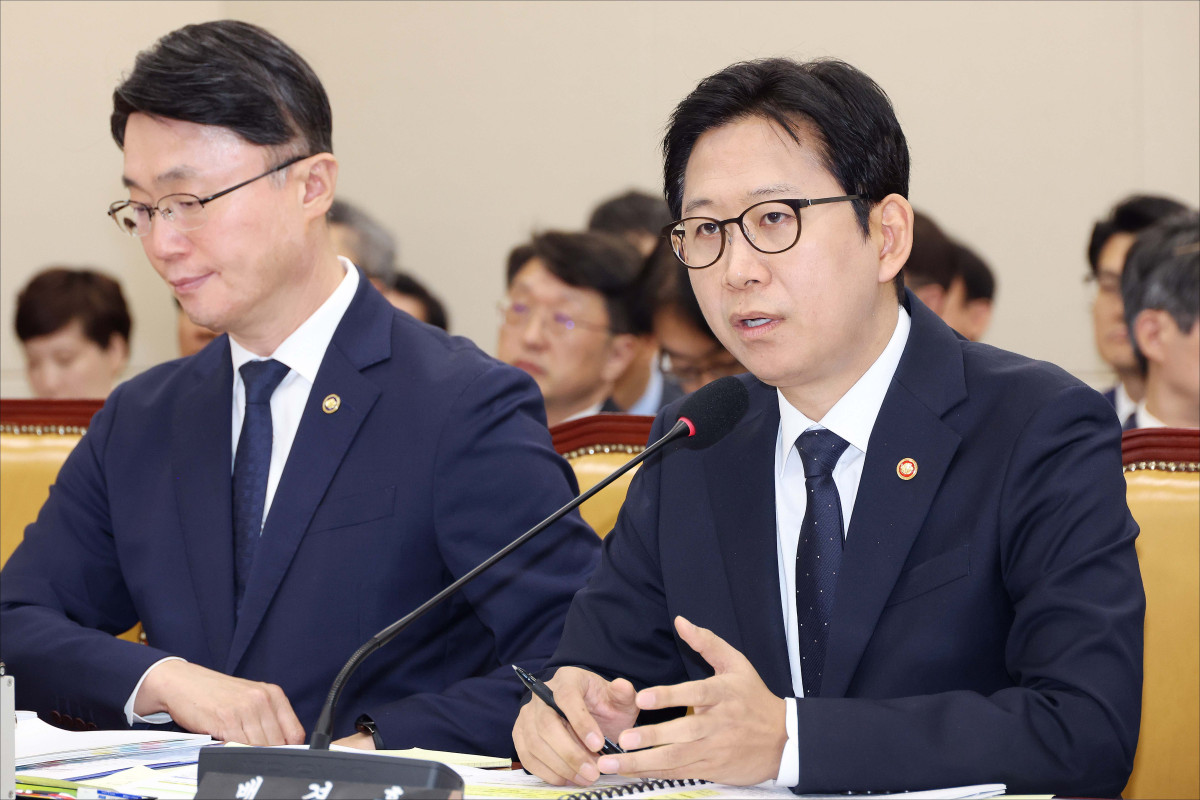 ▲배경훈 부총리 겸 과학기술정보통신부 장관이 6일 서울 여의도 국회에서 열린 과학기술정보통신부 등에 대한 국정감사에서 의원 질의에 답하고 있다. 신태현 기자 holjjak@
