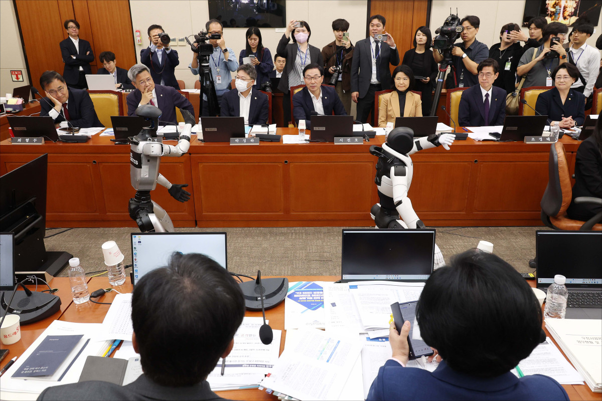 ▲6일 서울 여의도 국회에서 열린 과학기술정보통신부 등에 대한 국정감사에서 감사위원들이 중국산 휴머노이드가 움직이는 모습을 지켜보고 있다. 신태현 기자 holjjak@
