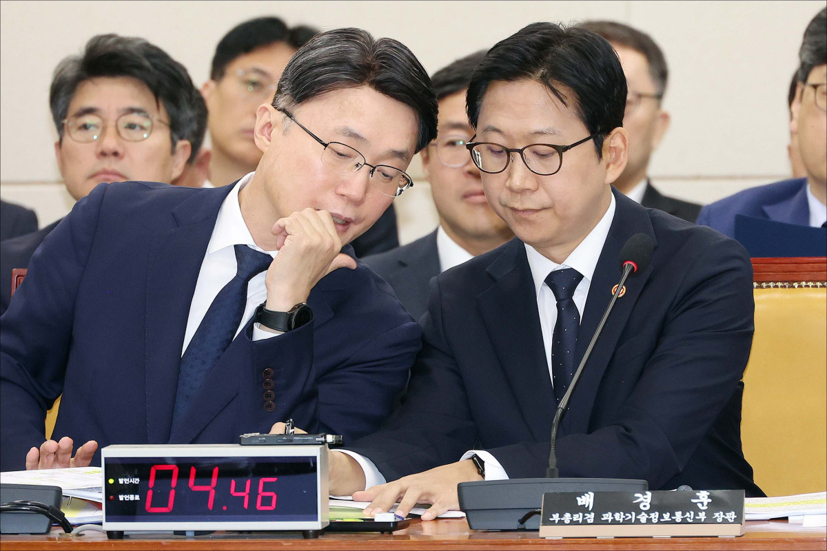 ▲배경훈 부총리 겸 과학기술정보통신부 장관과 류제명 2차관이 6일 서울 여의도 국회에서 열린 과학기술정보통신부 등에 대한 국정감사에서 대화하고 있다. 신태현 기자 holjjak@