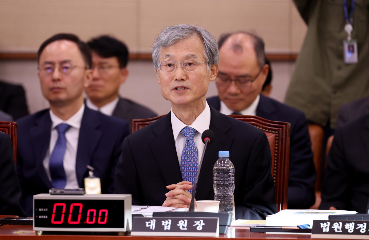 ▲조희대 대법원장이 6일 서울 여의도 국회에서 열린 대법원 등에 대한 국정감사에서 의원 질의에 답하고 있다. 신태현 기자 holjjak@