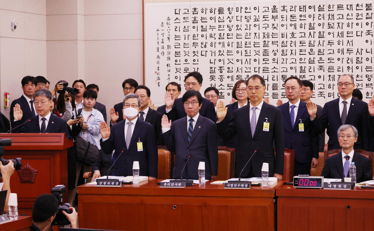 ▲조희대 대법원장이 6일 서울 여의도 국회에서 열린 대법원 등에 대한 국정감사에서 선서를 거부한 뒤 자리에 앉아있다. 신태현 기자 holjjak@