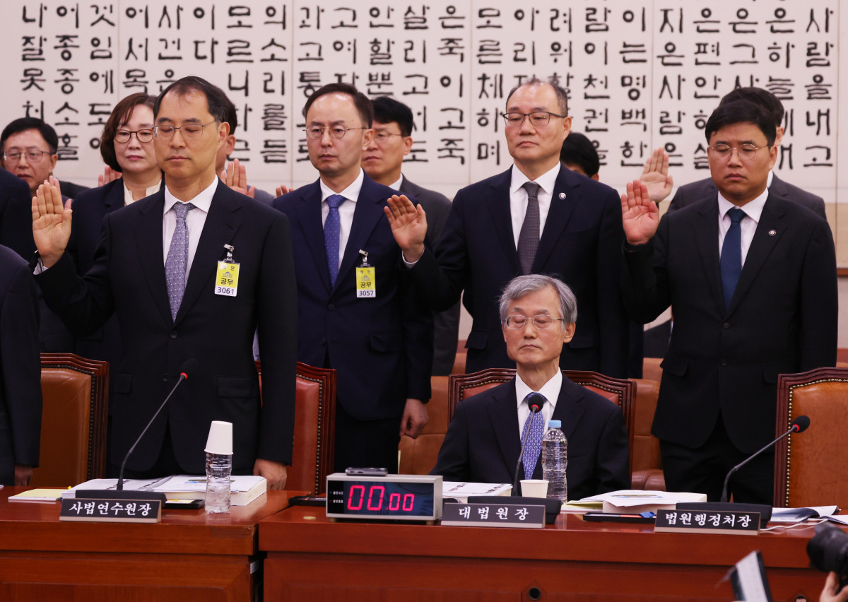 ▲조희대 대법원장이 6일 서울 여의도 국회에서 열린 대법원 등에 대한 국정감사에서 선서를 거부한 뒤 자리에 앉아있다. 신태현 기자 holjjak@