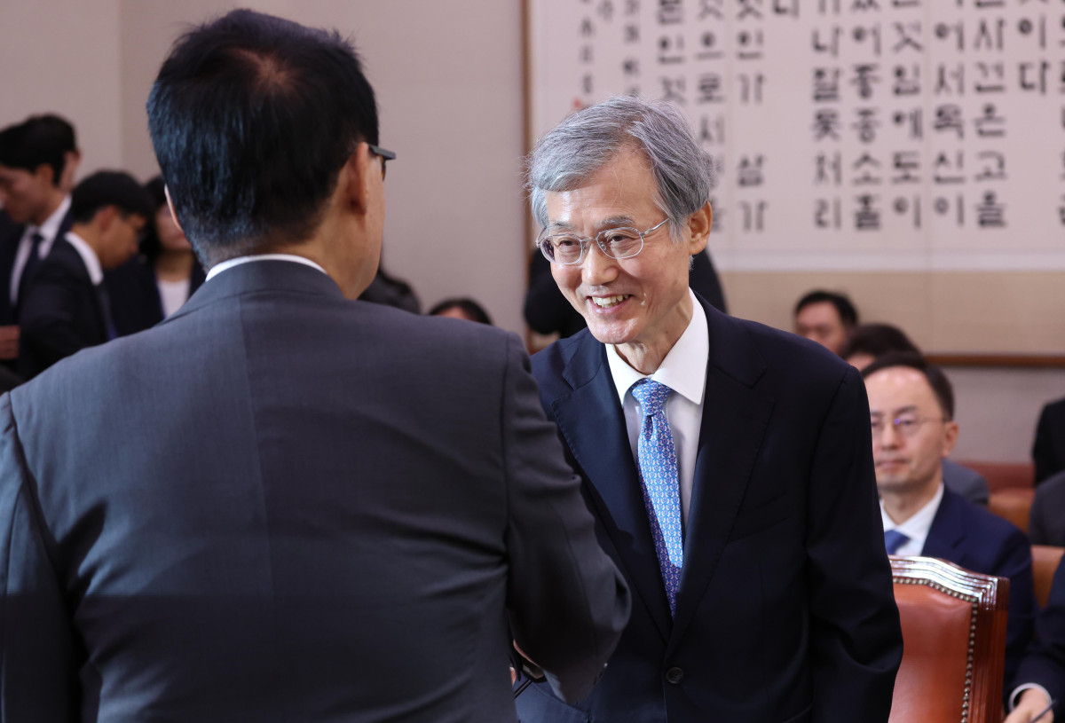 ▲조희대 대법원장이 6일 서울 여의도 국회에서 열린 대법원 등에 대한 국정감사에 앞서 박지원 더불어민주당 의원과 인사하고 있다. 신태현 기자 holjjak@