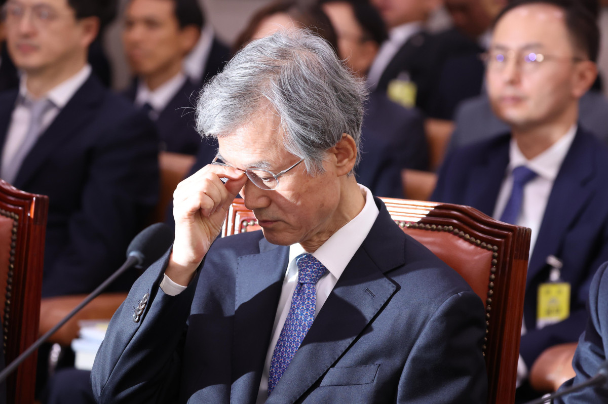 ▲조희대 대법원장이 6일 서울 여의도 국회에서 열린 대법원 등에 대한 국정감사에서 안경을 고쳐쓰고 있다. 신태현 기자 holjjak@