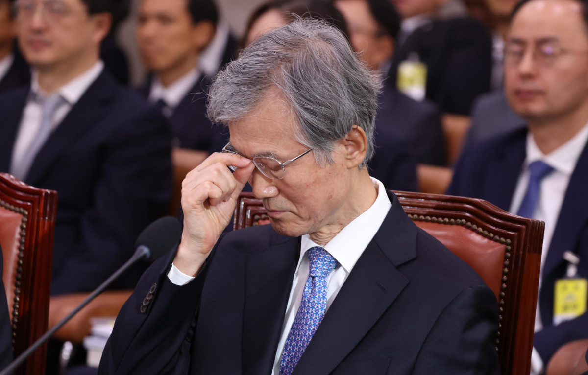 ▲조희대 대법원장이 6일 서울 여의도 국회에서 열린 대법원 등에 대한 국정감사에서 안경을 고쳐쓰고 있다. 신태현 기자 holjjak@