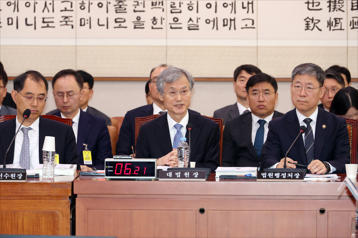 ▲조희대 대법원장이 6일 서울 여의도 국회에서 열린 대법원 등에 대한 국정감사에서 의원 질의에 답하고 있다. 신태현 기자 holjjak@