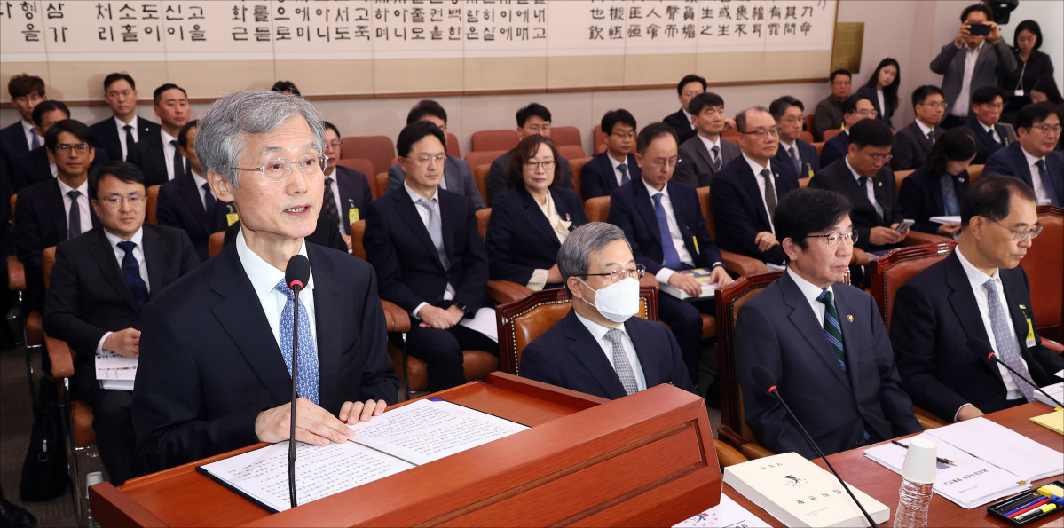 ▲조희대 대법원장이 6일 서울 여의도 국회에서 열린 대법원 등에 대한 국정감사에서 인사말을 하고 있다. 신태현 기자 holjjak@