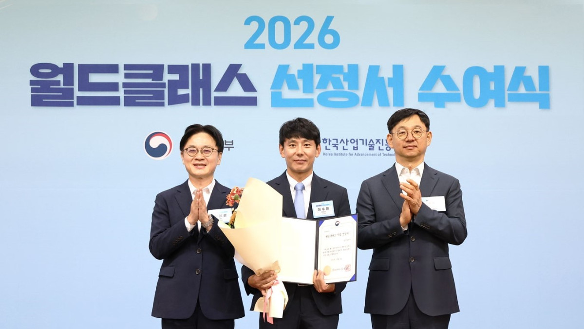 ▲이수민(가운데) 삼진제약 연구개발총괄 전무가 2026 월드클래스 선정서 수여식에서 기념촬영을 하고 있다. (사진제공=삼진제약)