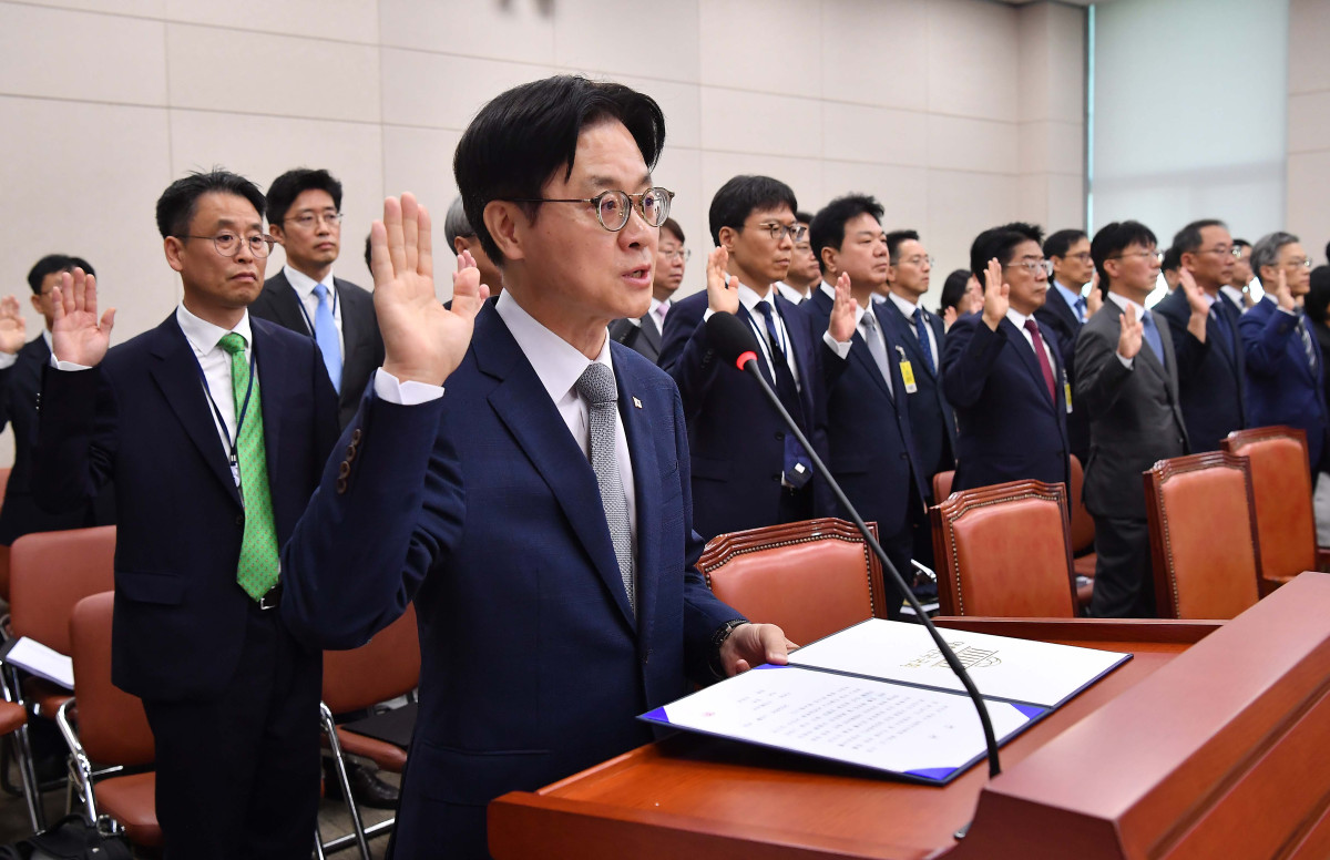 ▲김정관 산업통상부 장관이 6일 서울 여의도 국회에서 열린 산업통상부 등에 대한 국정감사에서 선서를 하고 있다. 신태현 기자 holjjak@