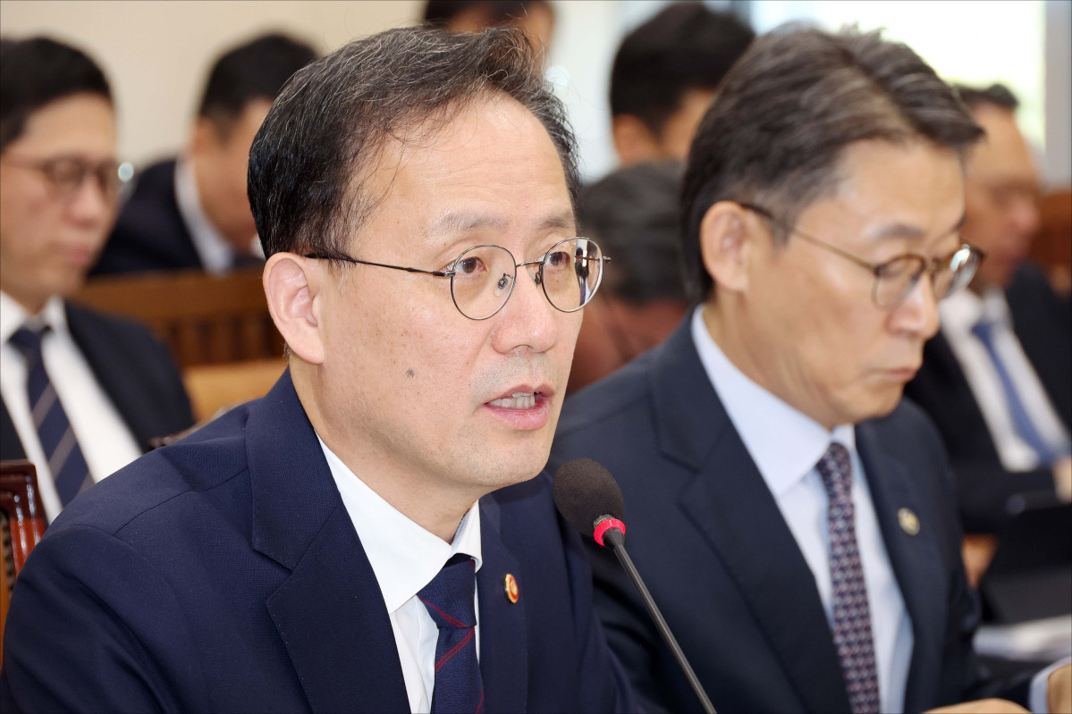 ▲이형일 부총리 겸 재정경제부 장관이 6일 서울 여의도 국회에서 열린 재정경제부 등에 대한 국정감사에서 의원 질의에 답하고 있다. 신태현 기자 holjjak@